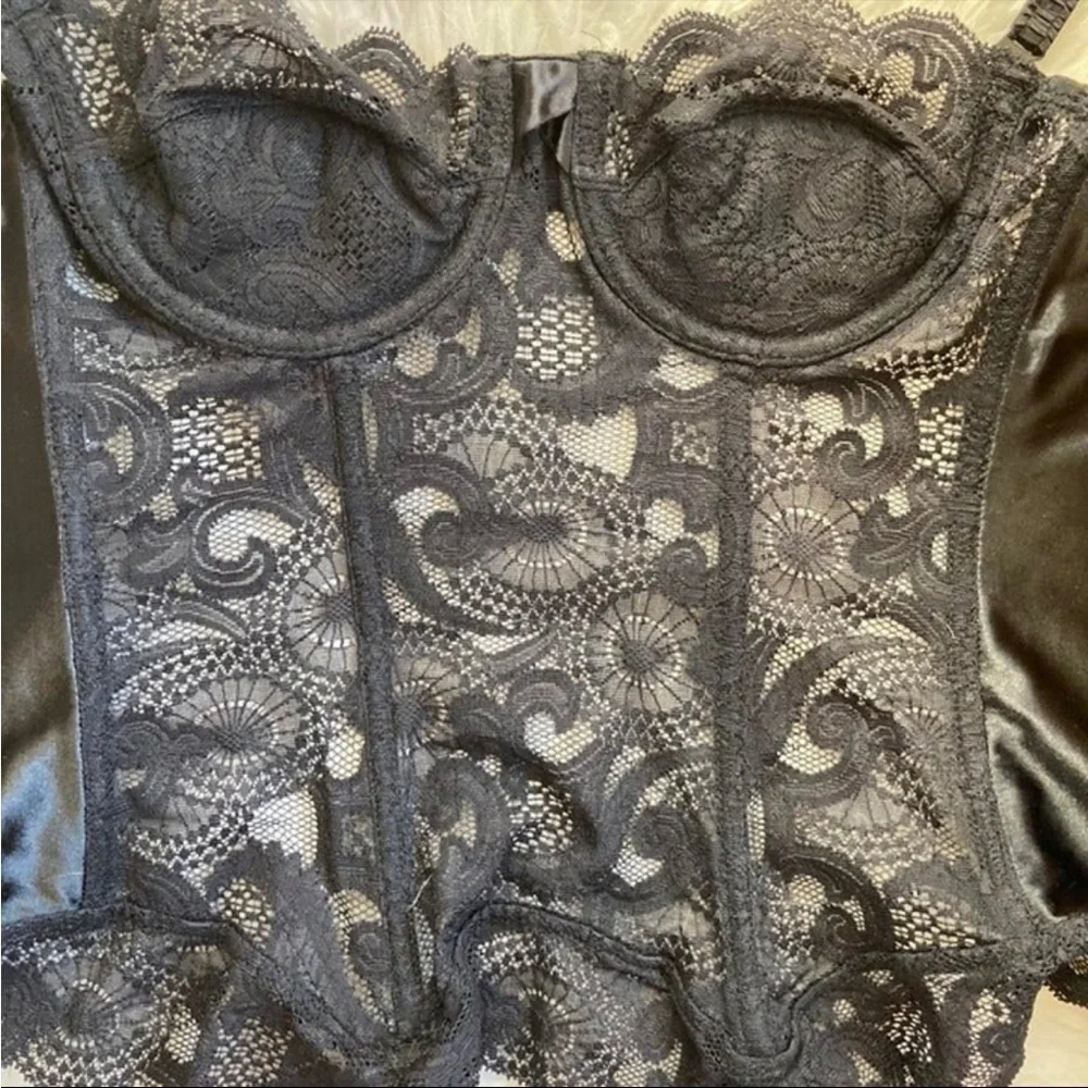 Vintage Victoria’s Secret black lace bustier corset 34B - Picture 3 of 4